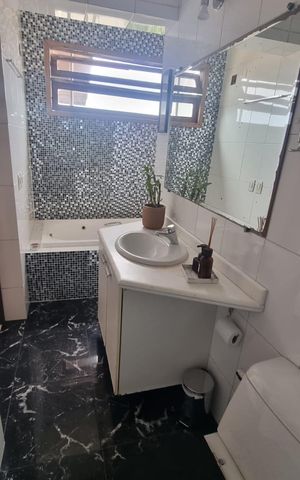 Casa à venda com 300m², 4 quartos e 2 vagas Casa à venda com 300m², 4 quartos e 2 vagasDetalhe do Banheiro da Suite