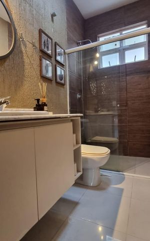 Casa à venda com 300m², 4 quartos e 2 vagas Casa à venda com 300m², 4 quartos e 2 vagasBanheiro