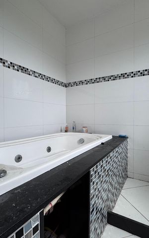 Apartamento à venda com 270m², 3 quartos e 2 vagas Apartamento à venda com 270m², 3 quartos e 2 vagasSuíte - Banheiro