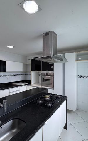 Apartamento à venda com 270m², 3 quartos e 2 vagas Apartamento à venda com 270m², 3 quartos e 2 vagasCozinha