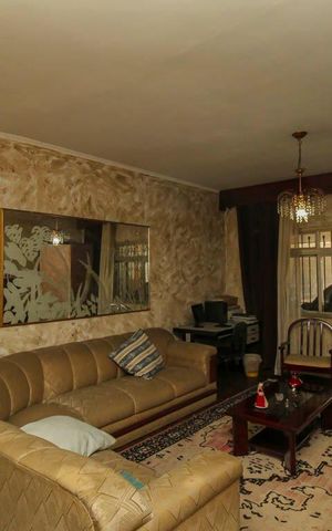 Casa à venda com 240m², 3 quartos e 2 vagas Casa à venda com 240m², 3 quartos e 2 vagasSala