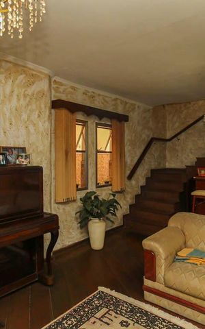 Casa à venda com 240m², 3 quartos e 2 vagas Casa à venda com 240m², 3 quartos e 2 vagasSala