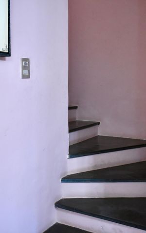 Casa à venda com 220m², 3 quartos e 2 vagas Casa à venda com 220m², 3 quartos e 2 vagasEscadas