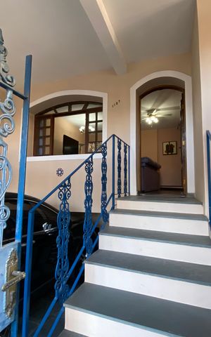 Casa à venda com 220m², 3 quartos e 2 vagas Casa à venda com 220m², 3 quartos e 2 vagasEntrada