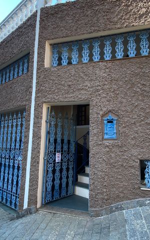 Casa à venda com 220m², 3 quartos e 2 vagas Casa à venda com 220m², 3 quartos e 2 vagasFachada