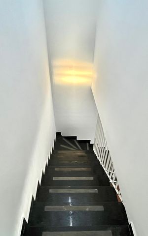 Casa à venda com 287m², 4 quartos e 8 vagasEscada