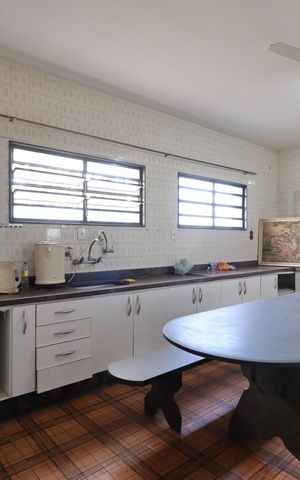 Casa para alugar com 241m², 6 quartos e 4 vagasCozinha