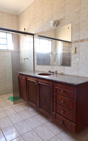 Casa para alugar com 241m², 6 quartos e 4 vagasBanheiro
