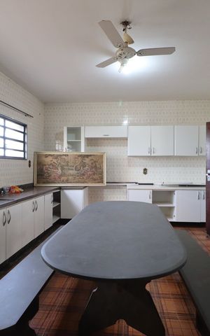 Casa para alugar com 241m², 6 quartos e 4 vagasCozinha