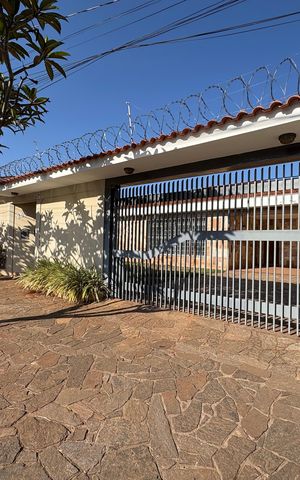 Casa para alugar com 241m², 6 quartos e 4 vagasFachada