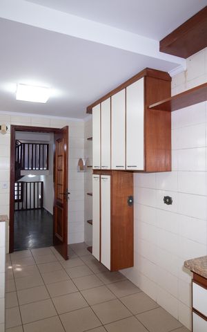 Casa à venda com 336m², 3 quartos e 4 vagas Casa à venda com 336m², 3 quartos e 4 vagasCozinha