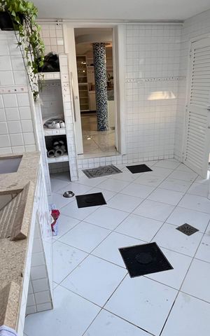 Casa de condomínio à venda com 366m², 5 quartos e 2 vagas Casa de condomínio à venda com 366m², 5 quartos e 2 vagasÁrea de Serviço