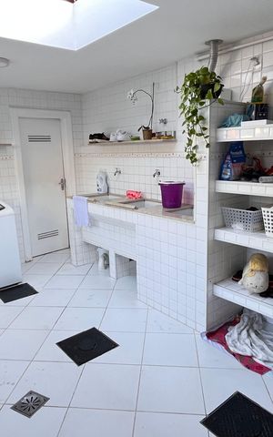 Casa de condomínio à venda com 366m², 5 quartos e 2 vagas Casa de condomínio à venda com 366m², 5 quartos e 2 vagasÁrea de Serviço