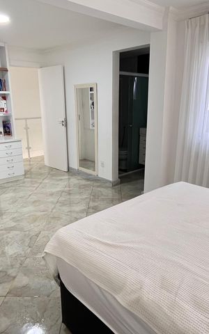Casa de condomínio à venda com 366m², 5 quartos e 2 vagas Casa de condomínio à venda com 366m², 5 quartos e 2 vagasSuite 2