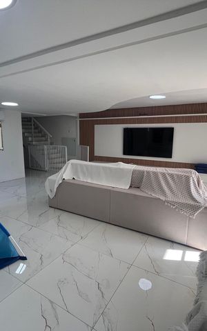 Casa de condomínio à venda com 366m², 5 quartos e 2 vagas Casa de condomínio à venda com 366m², 5 quartos e 2 vagasSala