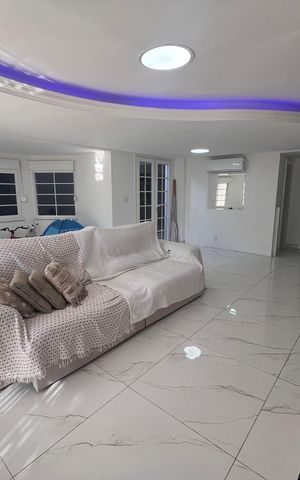 Casa de condomínio à venda com 366m², 5 quartos e 2 vagas Casa de condomínio à venda com 366m², 5 quartos e 2 vagasSala