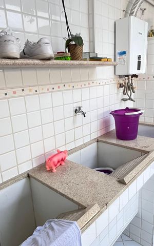 Casa de condomínio à venda com 366m², 5 quartos e 2 vagas Casa de condomínio à venda com 366m², 5 quartos e 2 vagasÁrea de Serviço