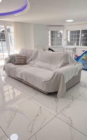 Casa de condomínio à venda com 366m², 5 quartos e 2 vagas Casa de condomínio à venda com 366m², 5 quartos e 2 vagasSala