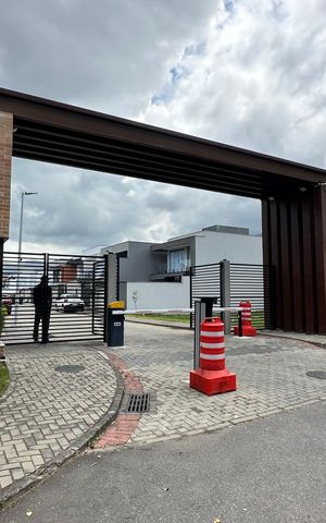 Casa à venda com 200m², 4 quartos e 2 vagas Casa à venda com 200m², 4 quartos e 2 vagasFachada