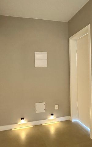 Casa à venda com 200m², 4 quartos e 2 vagas Casa à venda com 200m², 4 quartos e 2 vagasHall