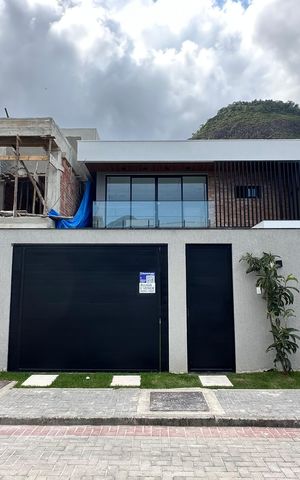Casa à venda com 200m², 4 quartos e 2 vagas Casa à venda com 200m², 4 quartos e 2 vagasFachada