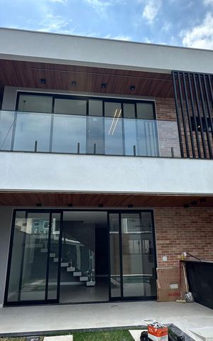 Casa à venda com 200m², 4 quartos e 2 vagas Casa à venda com 200m², 4 quartos e 2 vagasFachada