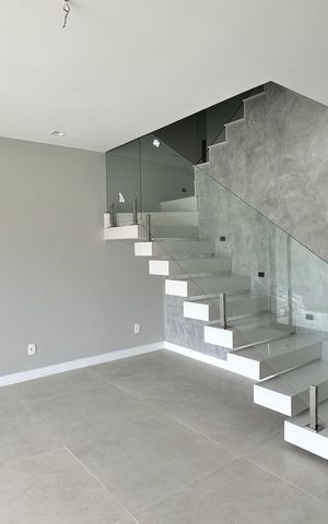 Casa à venda com 200m², 4 quartos e 2 vagas Casa à venda com 200m², 4 quartos e 2 vagasSala