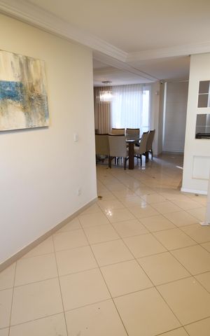 Casa de condomínio à venda com 200m², 3 quartos e 4 vagasSala