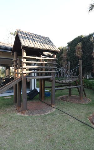 Casa de condomínio à venda com 200m², 3 quartos e 4 vagasÁrea comum - Playground