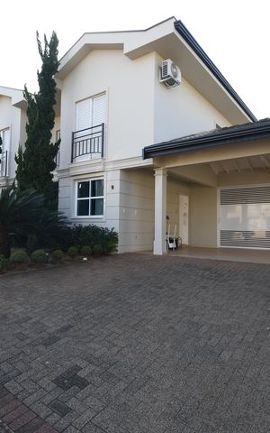 Casa de condomínio à venda com 200m², 3 quartos e 4 vagasFachada