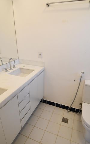 Casa de condomínio à venda com 200m², 3 quartos e 4 vagasBanheiro da Suíte 1