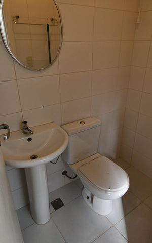 Casa de condomínio à venda com 200m², 3 quartos e 4 vagasBanheiro de serviço