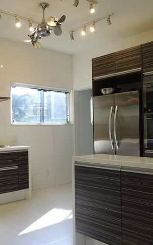 Casa de condomínio para alugar com 600m², 4 quartos e 2 vagasCozinha - Armários