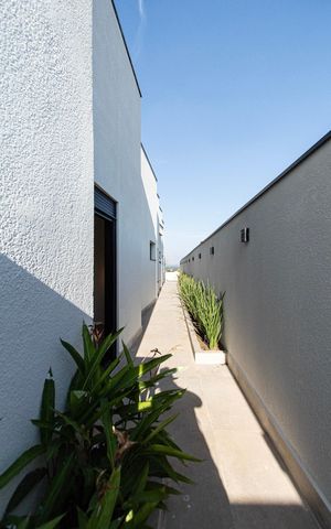 Casa de condomínio para alugar com 237m², 5 quartos e 6 vagas Casa de condomínio para alugar com 237m², 5 quartos e 6 vagasCorredor lateral Suítes
