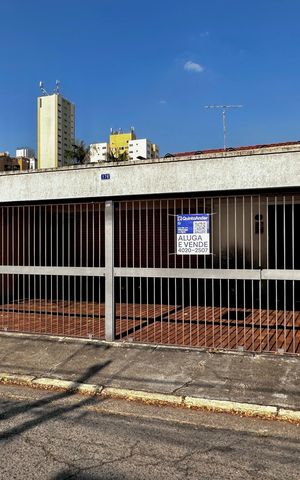 Casa à venda com 212m², 4 quartos e 4 vagasFachada