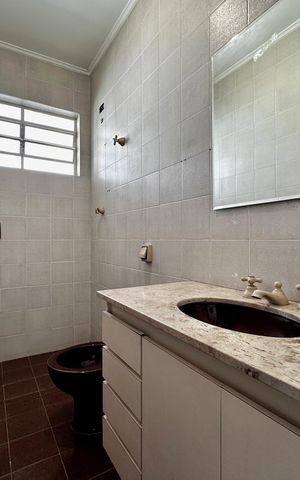 Casa à venda com 212m², 4 quartos e 4 vagasBanheiro Suíte 2