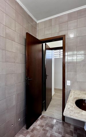 Casa à venda com 212m², 4 quartos e 4 vagasBanheiro Suíte 1