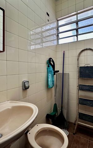 Casa à venda com 212m², 4 quartos e 4 vagasBanheiro de Serviço