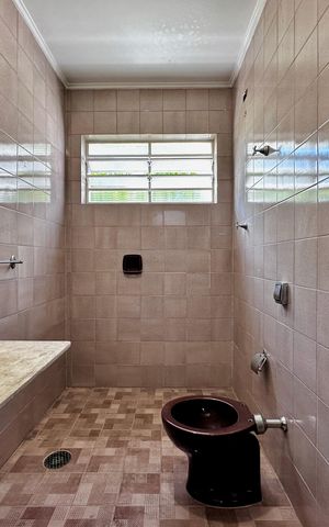 Casa à venda com 212m², 4 quartos e 4 vagasBanheiro Suíte 1