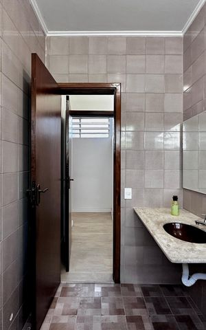 Casa à venda com 212m², 4 quartos e 4 vagasBanheiro Suíte 1