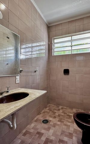 Casa à venda com 212m², 4 quartos e 4 vagasBanheiro Suíte 1
