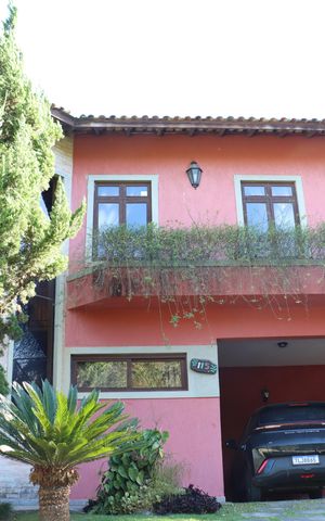 Casa de condomínio para alugar com 323m², 4 quartos e 5 vagasFachada