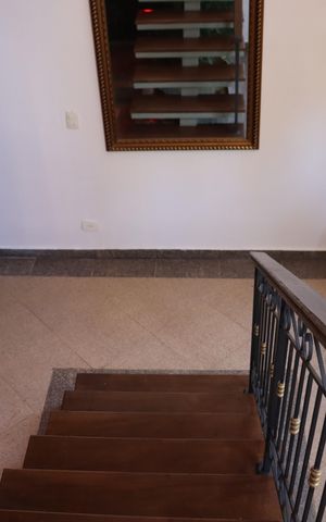 Casa de condomínio para alugar com 323m², 4 quartos e 5 vagasEscada 