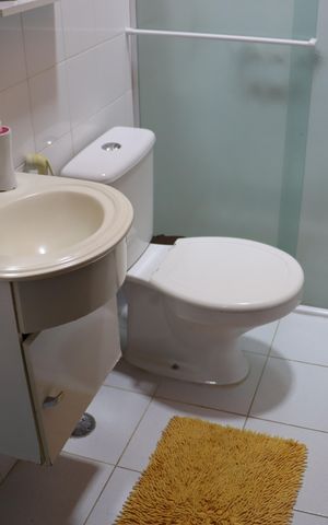 Casa de condomínio para alugar com 323m², 4 quartos e 5 vagasBanheiro Social