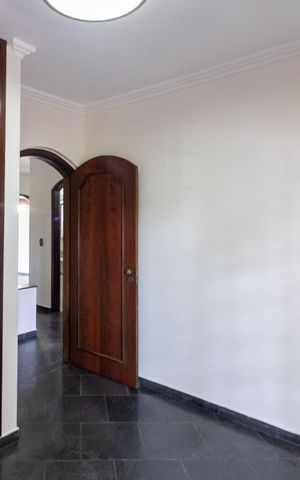 Casa à venda com 250m², 4 quartos e 5 vagas Casa à venda com 250m², 4 quartos e 5 vagasQuarto