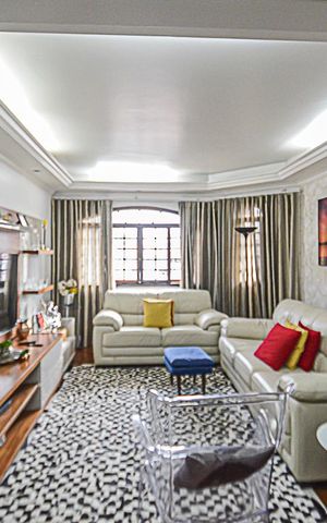 Casa à venda com 430m², 3 quartos e 4 vagas Casa à venda com 430m², 3 quartos e 4 vagasSala