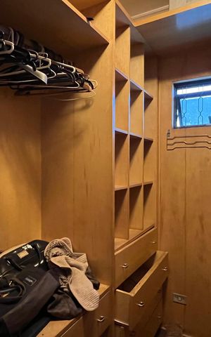 Casa para alugar com 246m², 3 quartos e 3 vagas Casa para alugar com 246m², 3 quartos e 3 vagasCloset da suíte 3