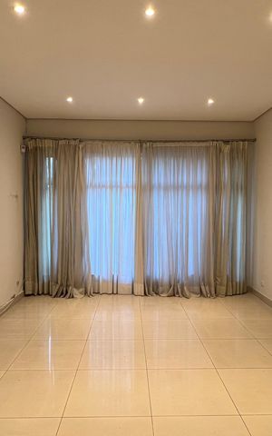Casa para alugar com 246m², 3 quartos e 3 vagas Casa para alugar com 246m², 3 quartos e 3 vagasSala