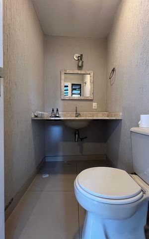 Casa para alugar com 246m², 3 quartos e 3 vagas Casa para alugar com 246m², 3 quartos e 3 vagasBanheiro da churrasqueira