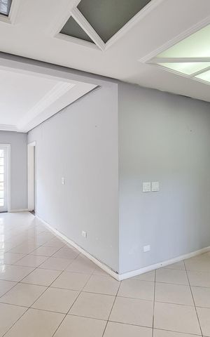 Casa à venda com 546m², 4 quartos e 12 vagas Casa à venda com 546m², 4 quartos e 12 vagasSala